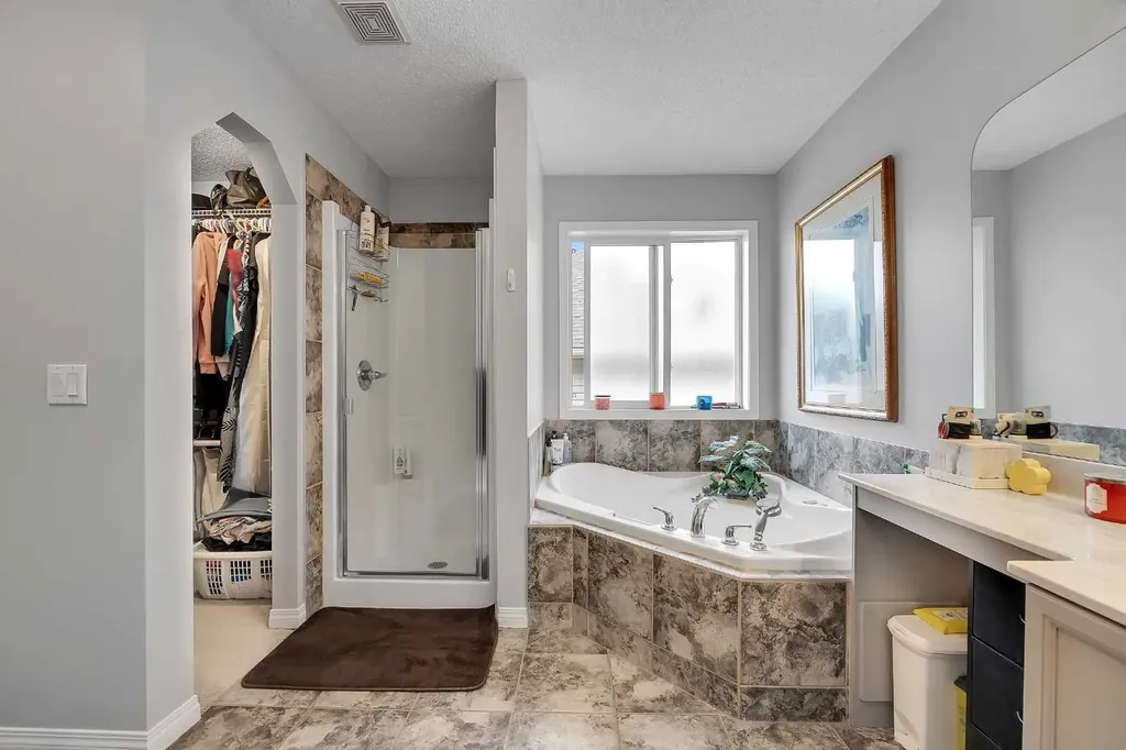 194 Kincora View NW Calgary AB T3R 1M2