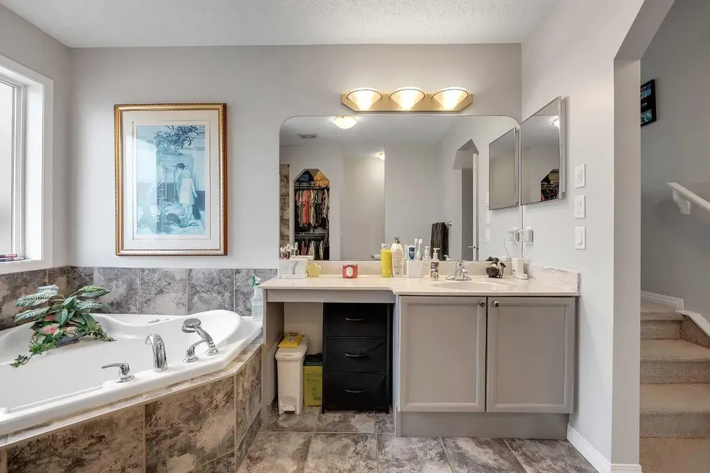 194 Kincora View NW Calgary AB T3R 1M2