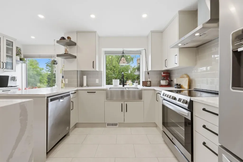 4037 42 Street NW Calgary AB T3A 2M9