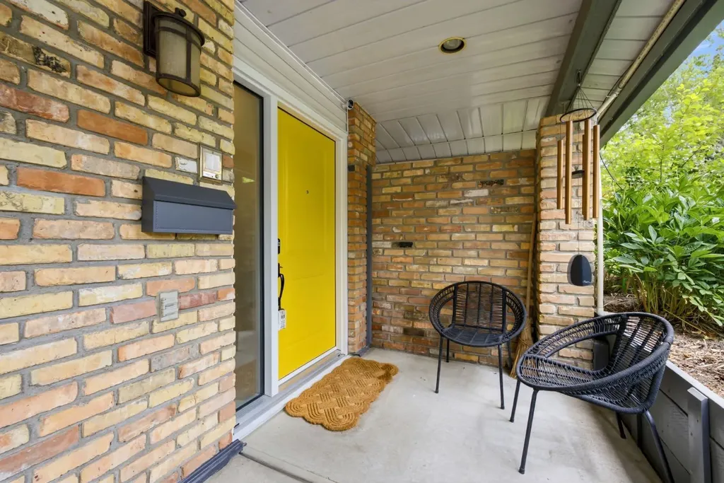 4037 42 Street NW Calgary AB T3A 2M9