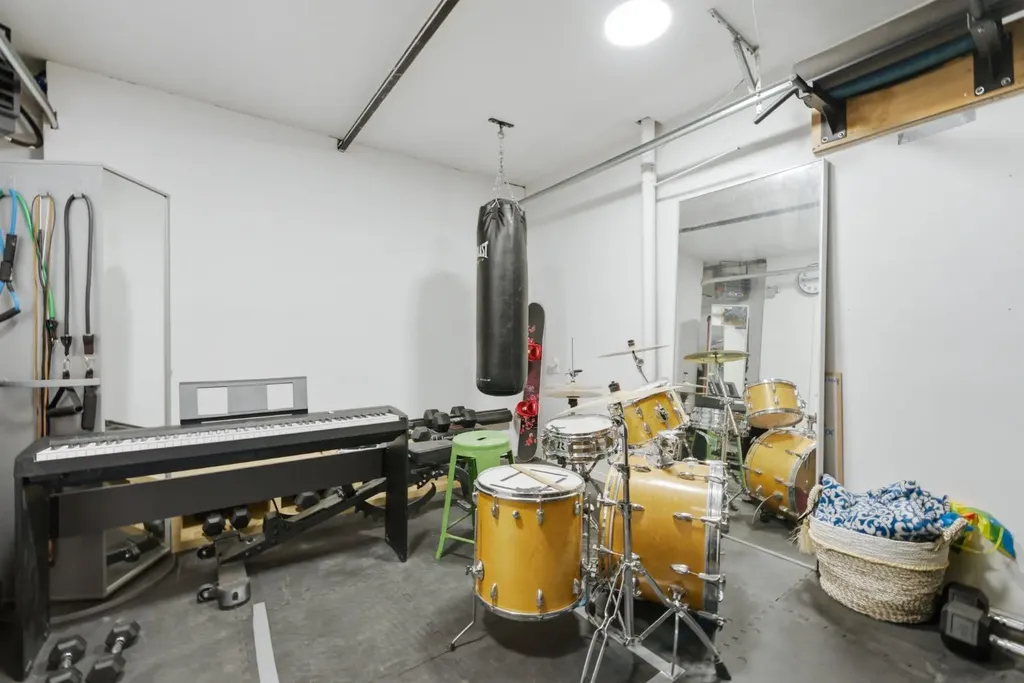 4037 42 Street NW Calgary AB T3A 2M9
