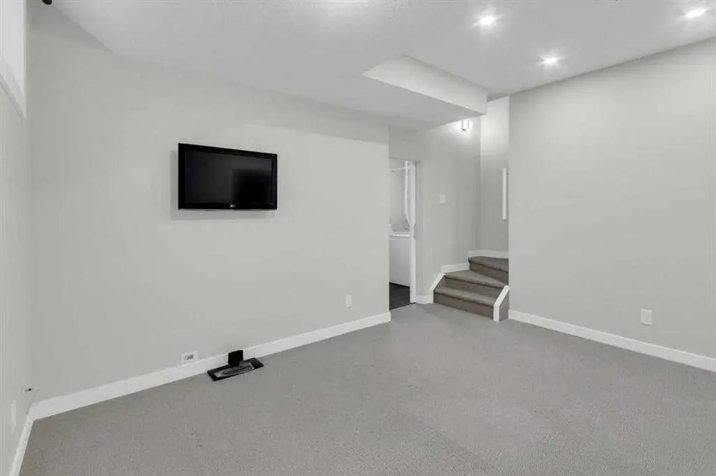 24 Royal Birch Park NW Calgary AB T3G 0B8