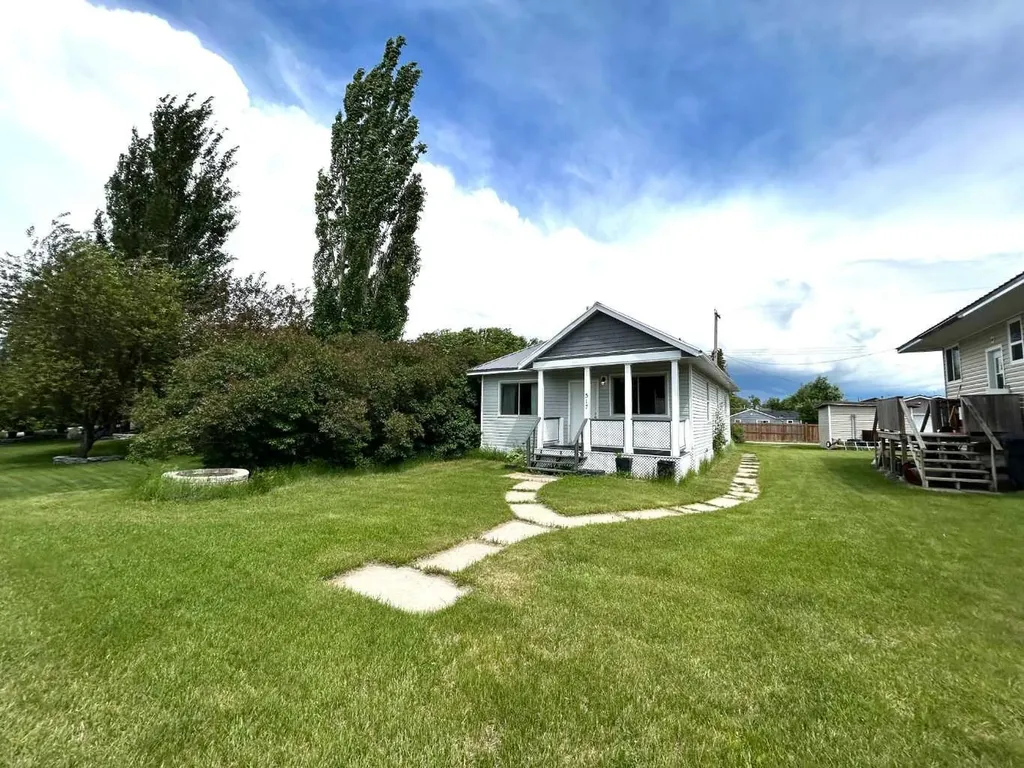 517 Iris Street Rosemary AB T0J 2W0