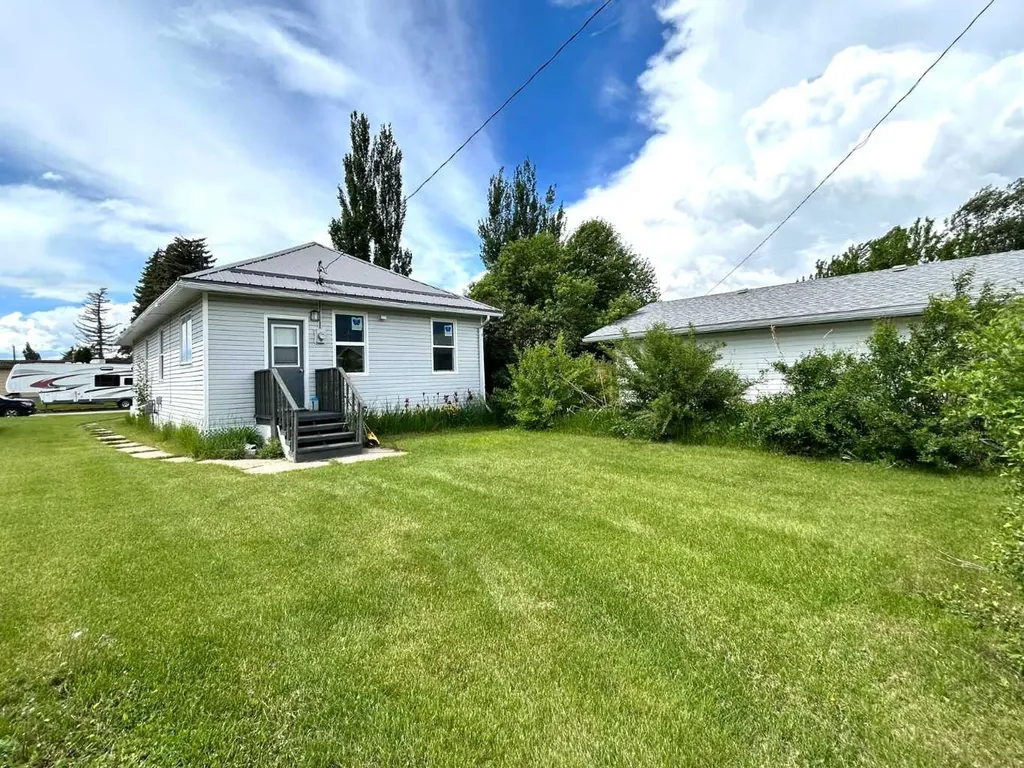 517 Iris Street Rosemary AB T0J 2W0