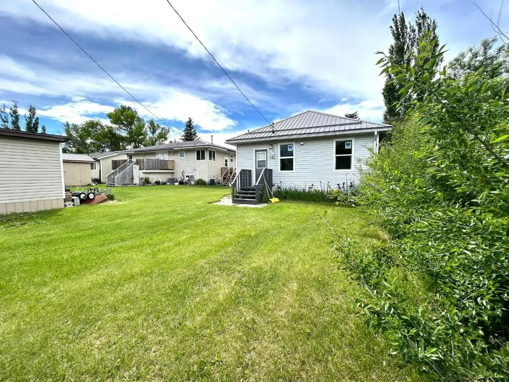 517 Iris Street Rosemary AB T0J 2W0