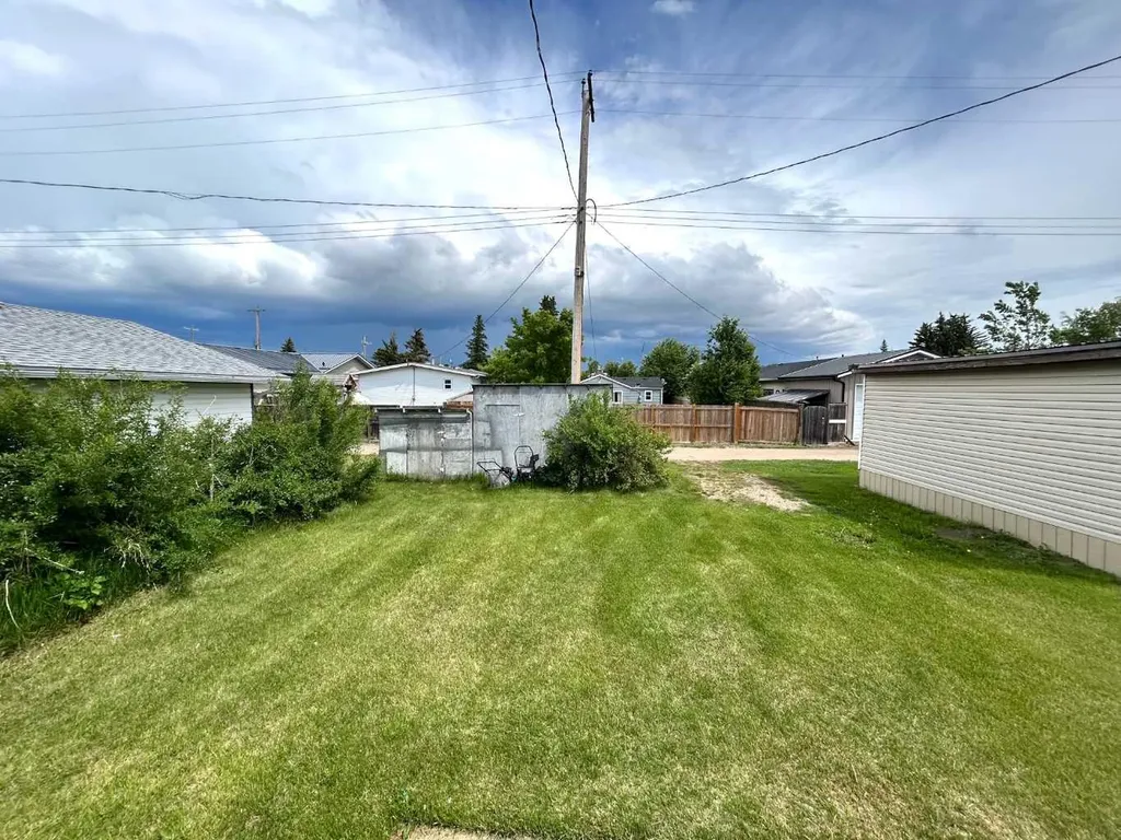 517 Iris Street Rosemary AB T0J 2W0