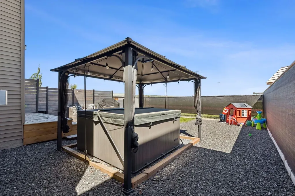 295 Willow Corner Cochrane AB T4C 0W1