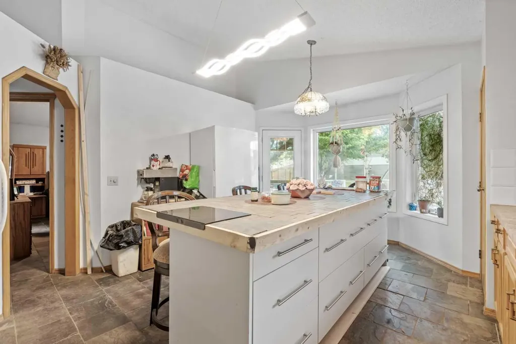 3614 Douglas Woods Heights SE Calgary AB T2Z 2G4