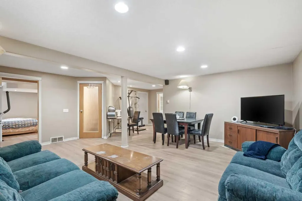 3614 Douglas Woods Heights SE Calgary AB T2Z 2G4