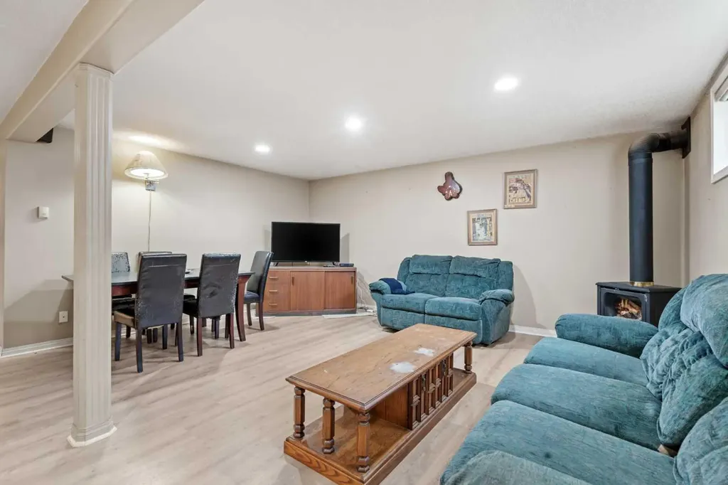 3614 Douglas Woods Heights SE Calgary AB T2Z 2G4