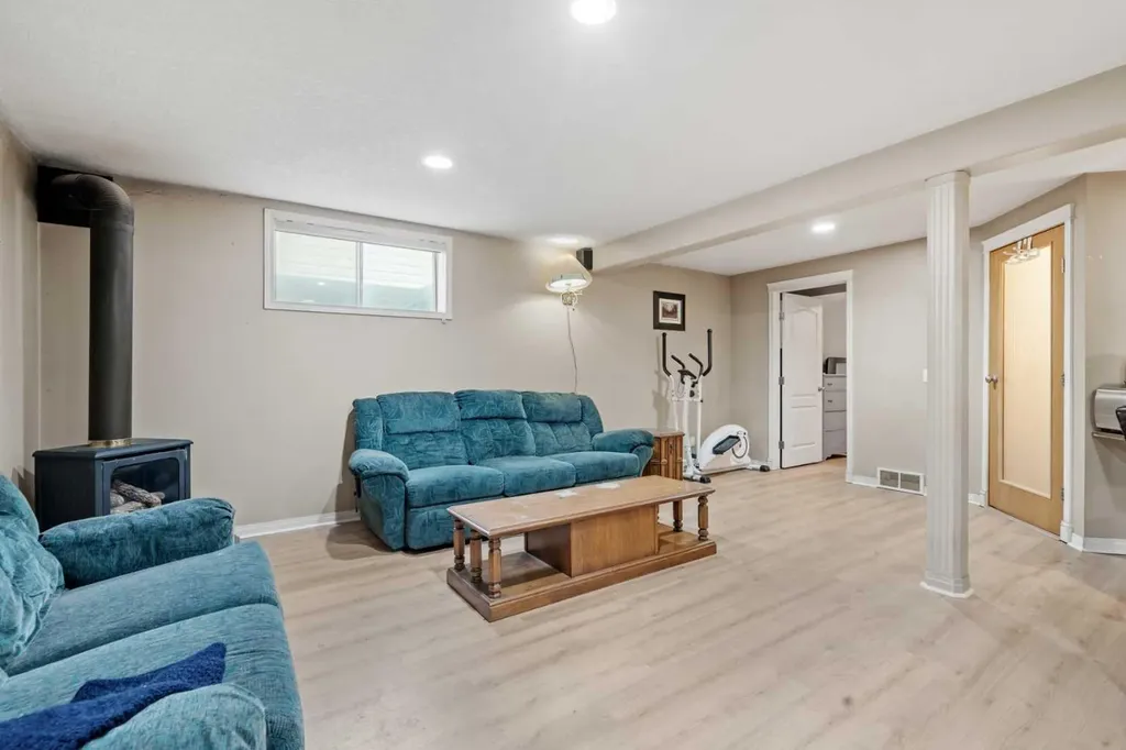 3614 Douglas Woods Heights SE Calgary AB T2Z 2G4