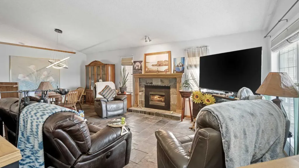3614 Douglas Woods Heights SE Calgary AB T2Z 2G4