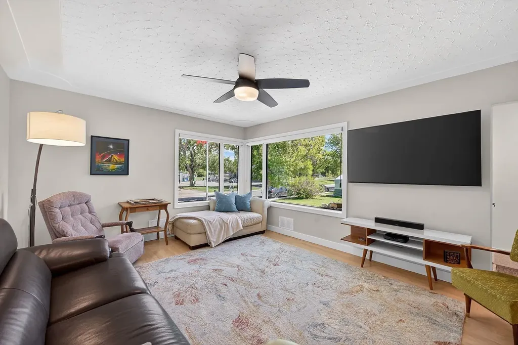 3723 2 Street NW Calgary AB T2K0Y5
