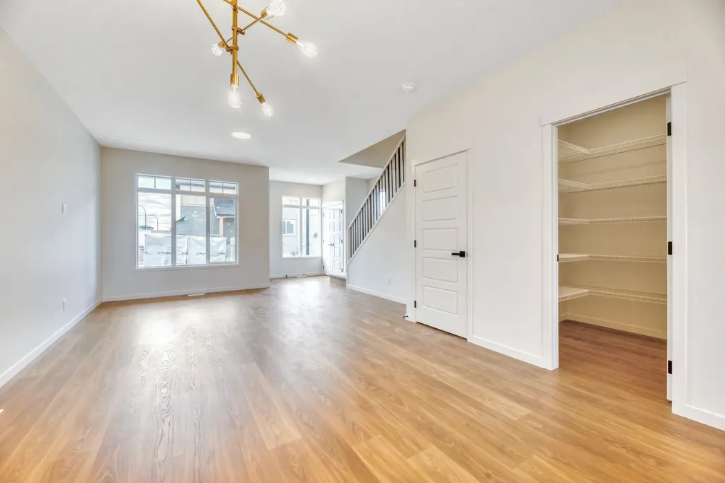 152 Annette Villas NW Calgary AB T3R 2B5