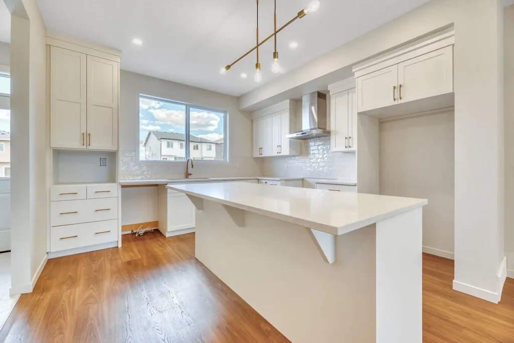 152 Annette Villas NW Calgary AB T3R 2B5