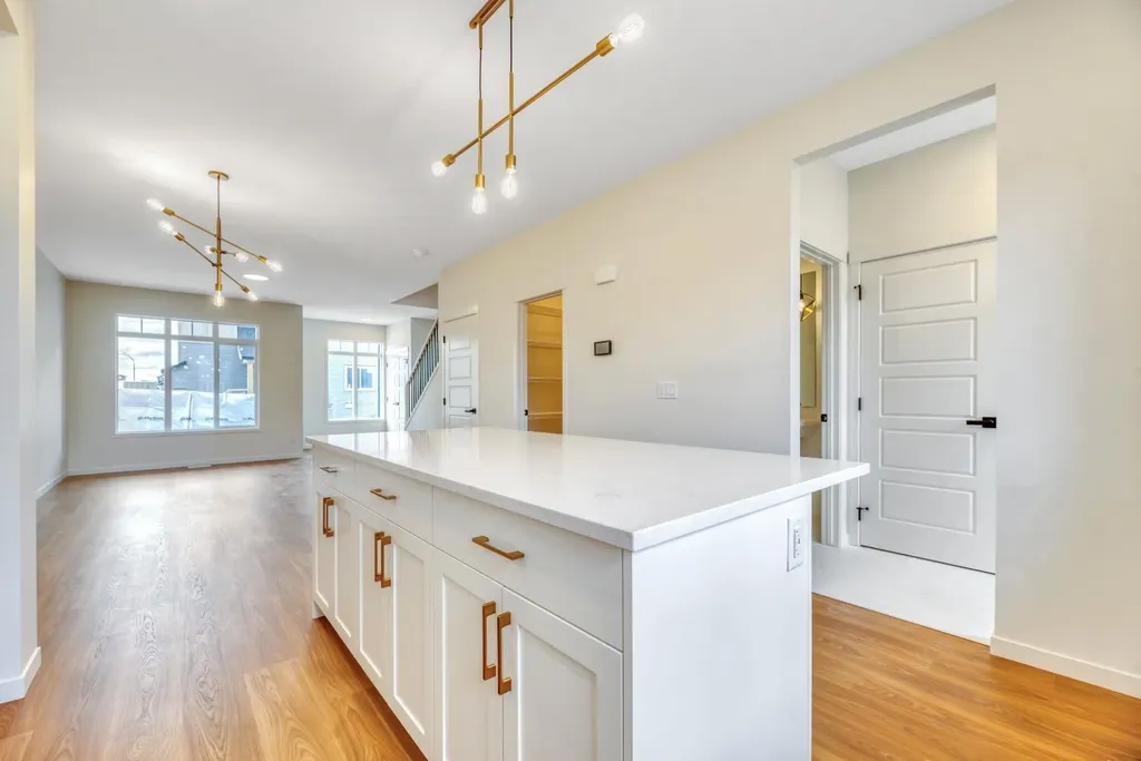 152 Annette Villas NW Calgary AB T3R 2B5