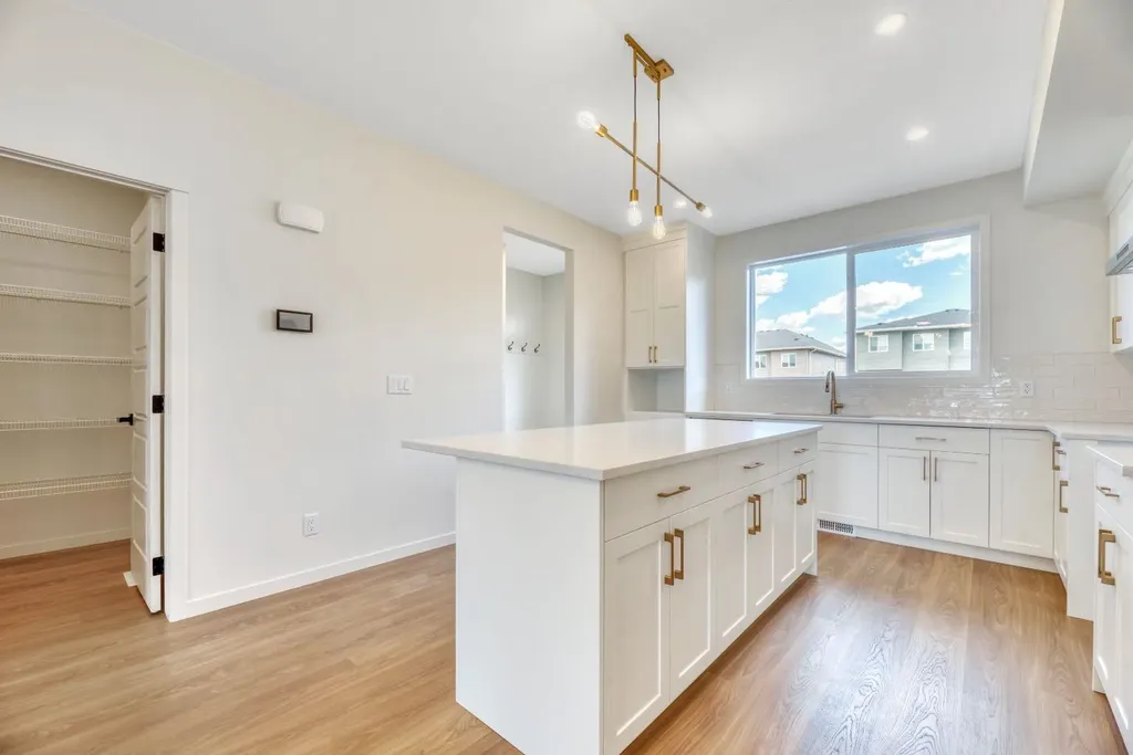 152 Annette Villas NW Calgary AB T3R 2B5