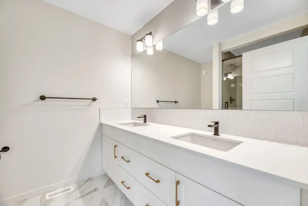 152 Annette Villas NW Calgary AB T3R 2B5