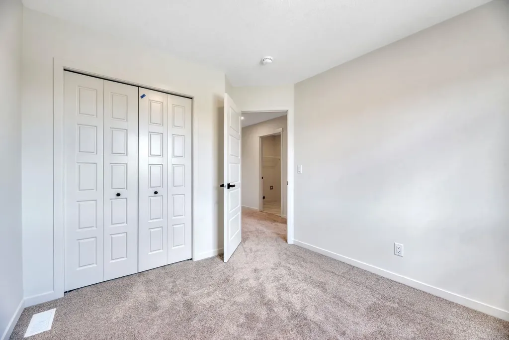 152 Annette Villas NW Calgary AB T3R 2B5