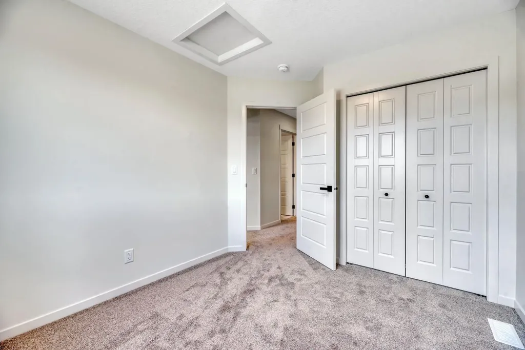 152 Annette Villas NW Calgary AB T3R 2B5