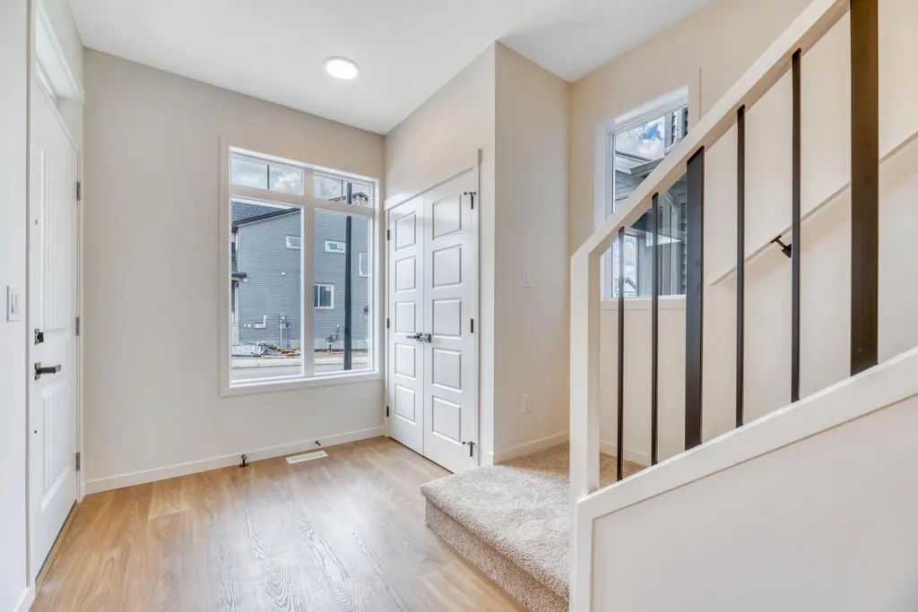 152 Annette Villas NW Calgary AB T3R 2B5