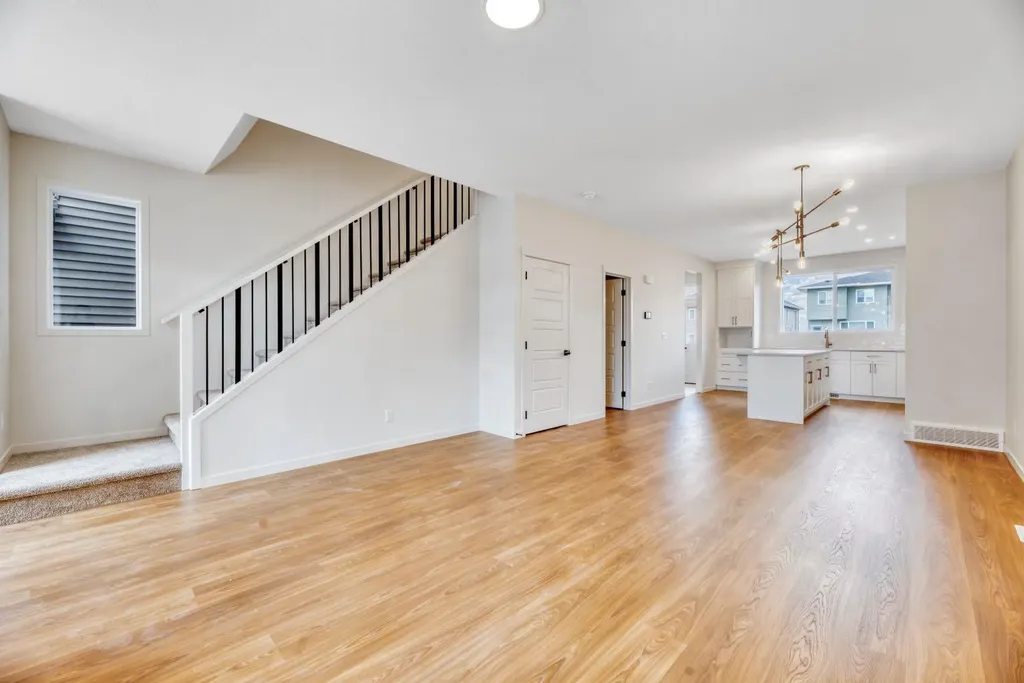 152 Annette Villas NW Calgary AB T3R 2B5