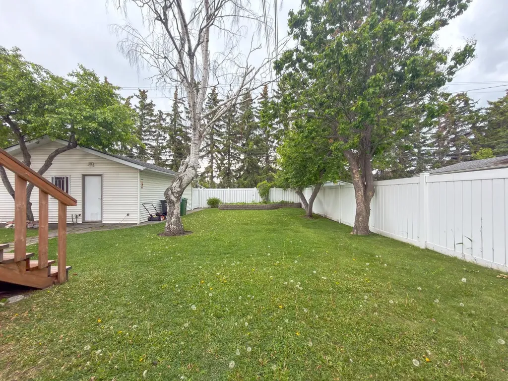 2115 Halifax Crescent NW Calgary AB T2M4C8