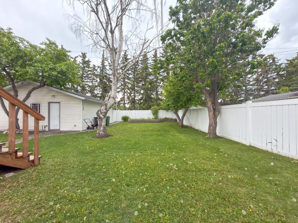 2115 Halifax Crescent NW Calgary AB T2M4C8