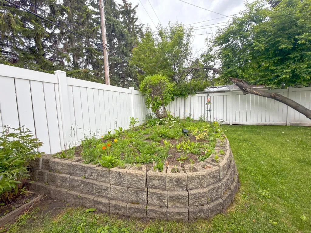 2115 Halifax Crescent NW Calgary AB T2M4C8