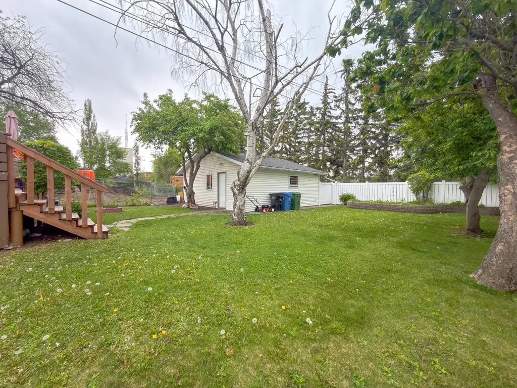 2115 Halifax Crescent NW Calgary AB T2M4C8