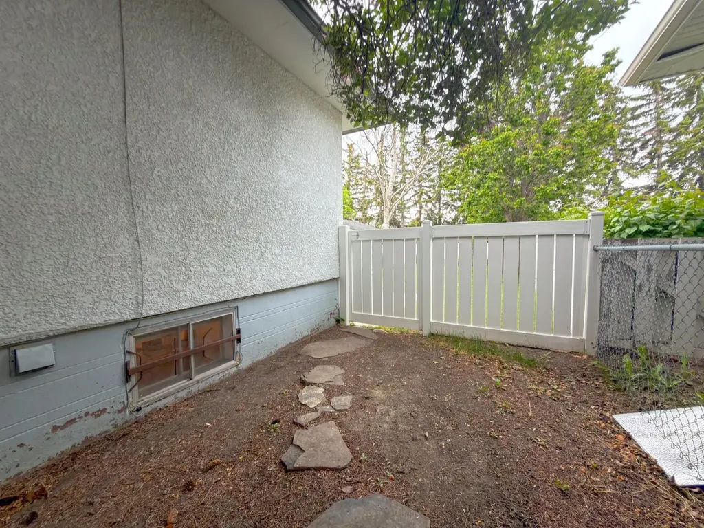 2115 Halifax Crescent NW Calgary AB T2M4C8