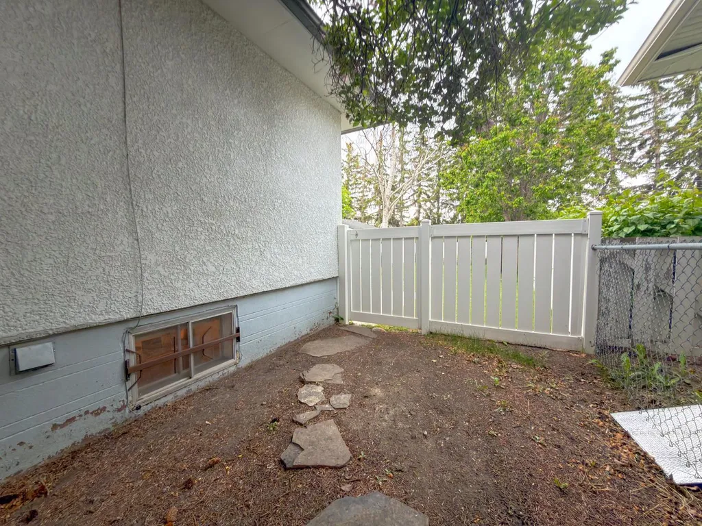 2115 Halifax Crescent NW Calgary AB T2M4C8