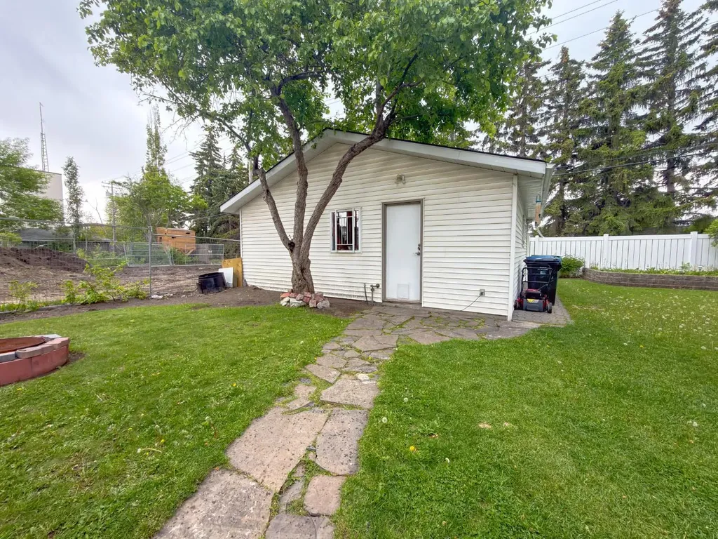 2115 Halifax Crescent NW Calgary AB T2M4C8