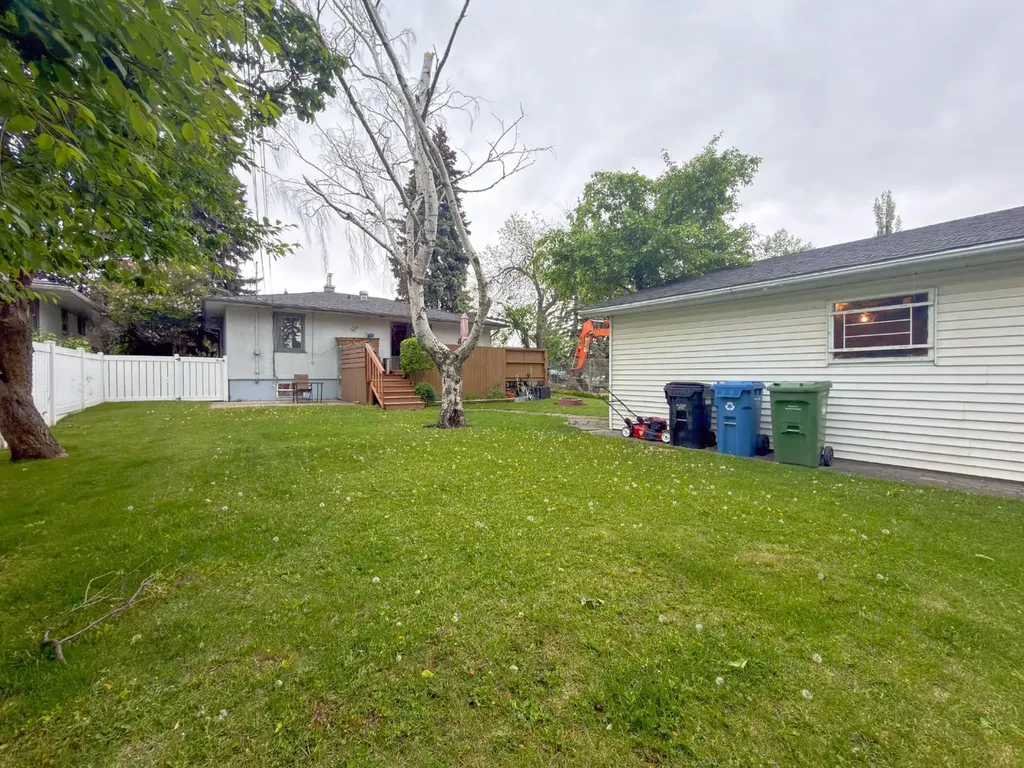 2115 Halifax Crescent NW Calgary AB T2M4C8