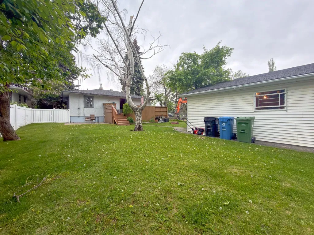 2115 Halifax Crescent NW Calgary AB T2M4C8