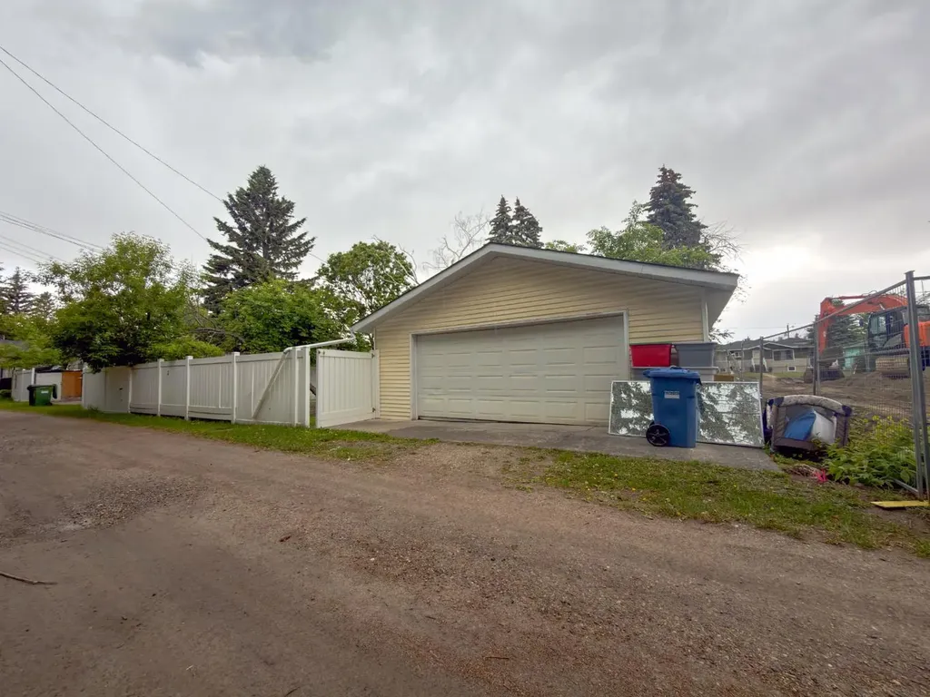 2115 Halifax Crescent NW Calgary AB T2M4C8