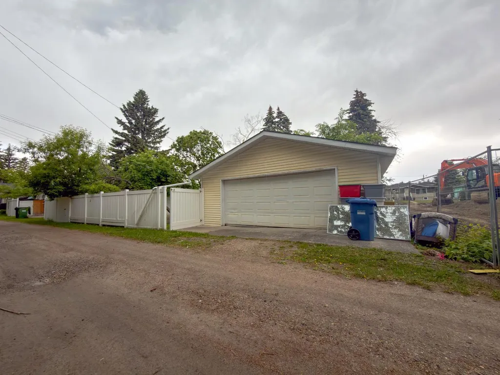 2115 Halifax Crescent NW Calgary AB T2M4C8