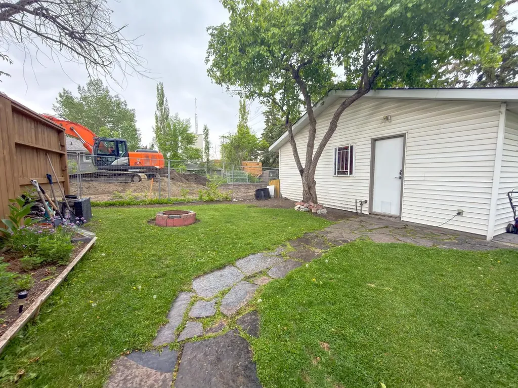 2115 Halifax Crescent NW Calgary AB T2M4C8