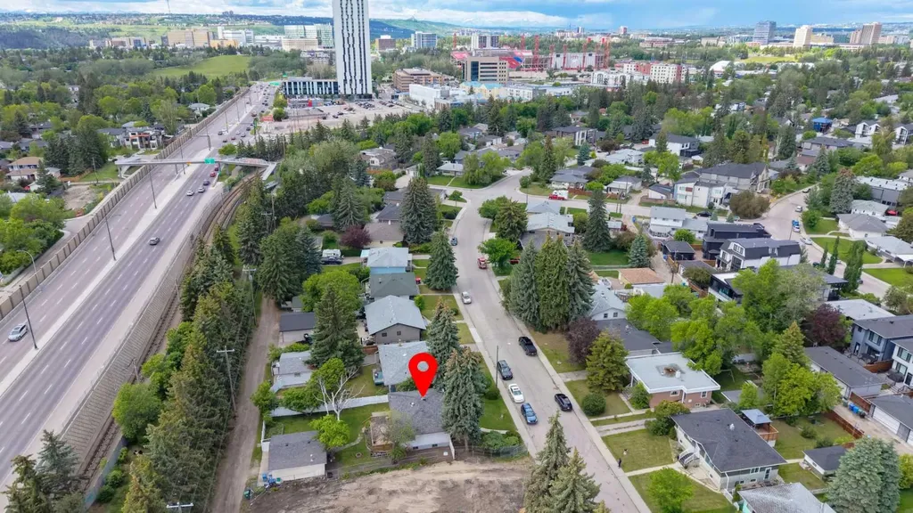 2115 Halifax Crescent NW Calgary AB T2M4C8