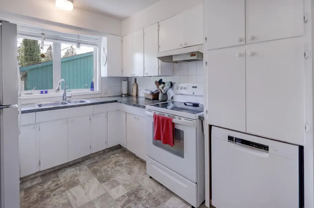 68 Brown Crescent NW Calgary AB T2L1N5
