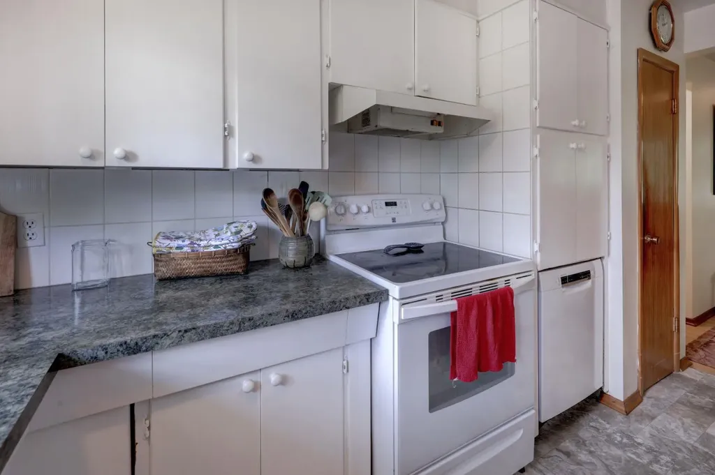 68 Brown Crescent NW Calgary AB T2L1N5