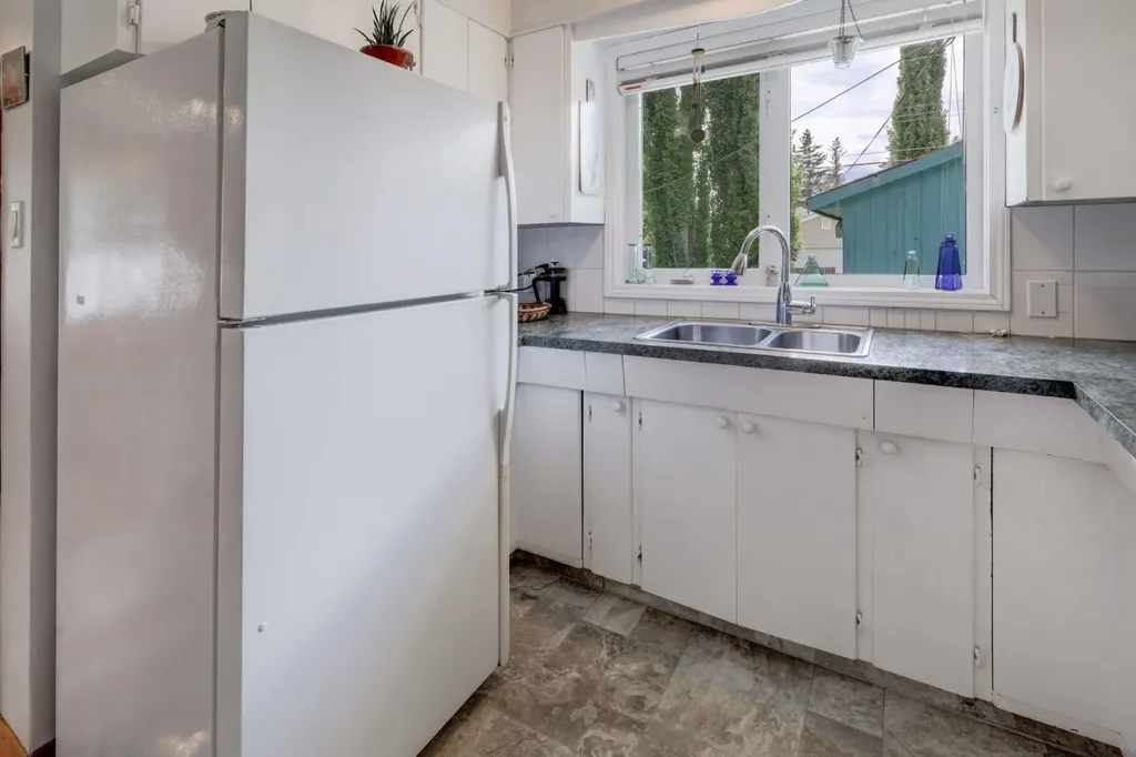 68 Brown Crescent NW Calgary AB T2L1N5