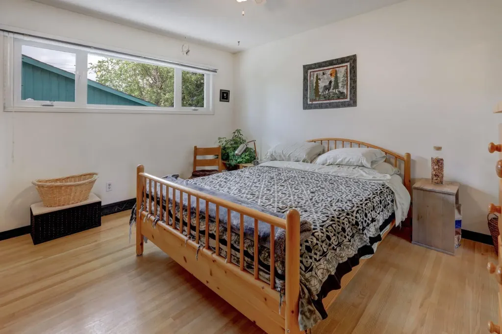 68 Brown Crescent NW Calgary AB T2L1N5