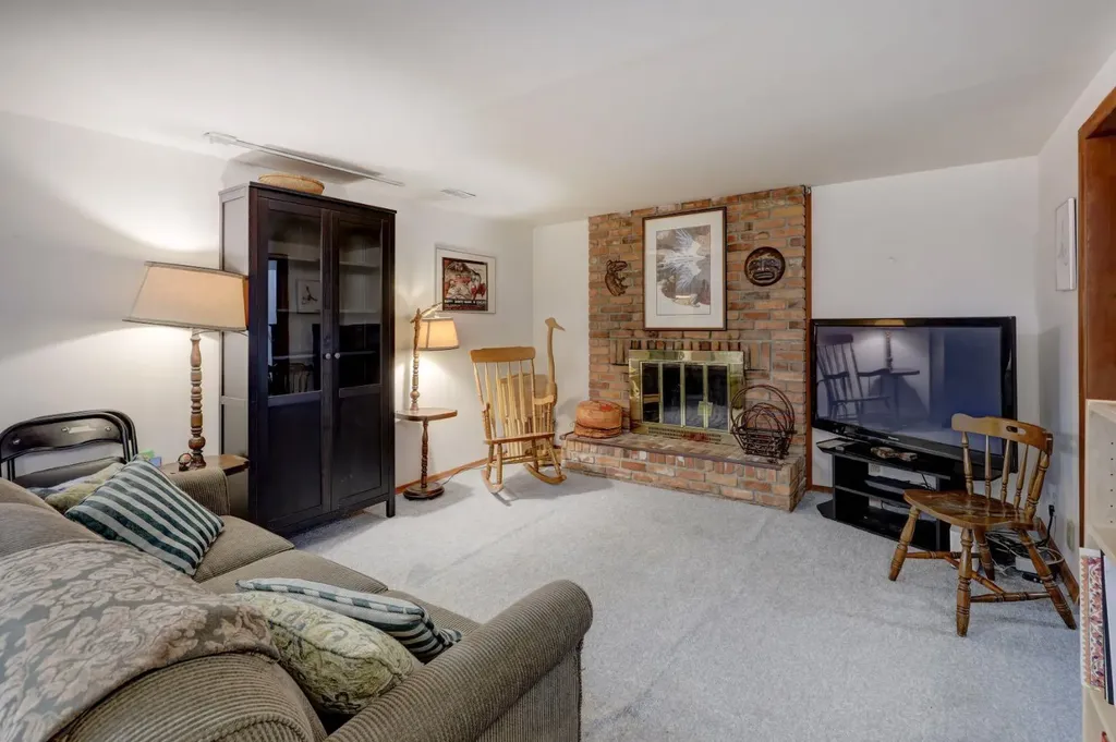 68 Brown Crescent NW Calgary AB T2L1N5