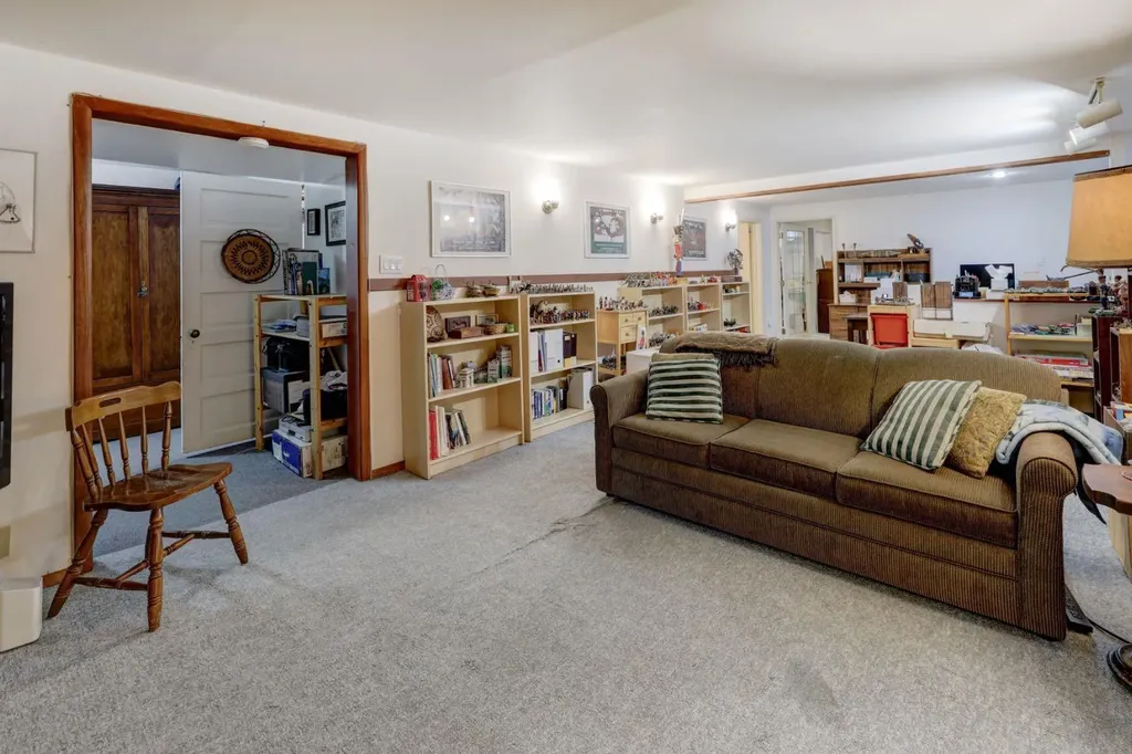 68 Brown Crescent NW Calgary AB T2L1N5