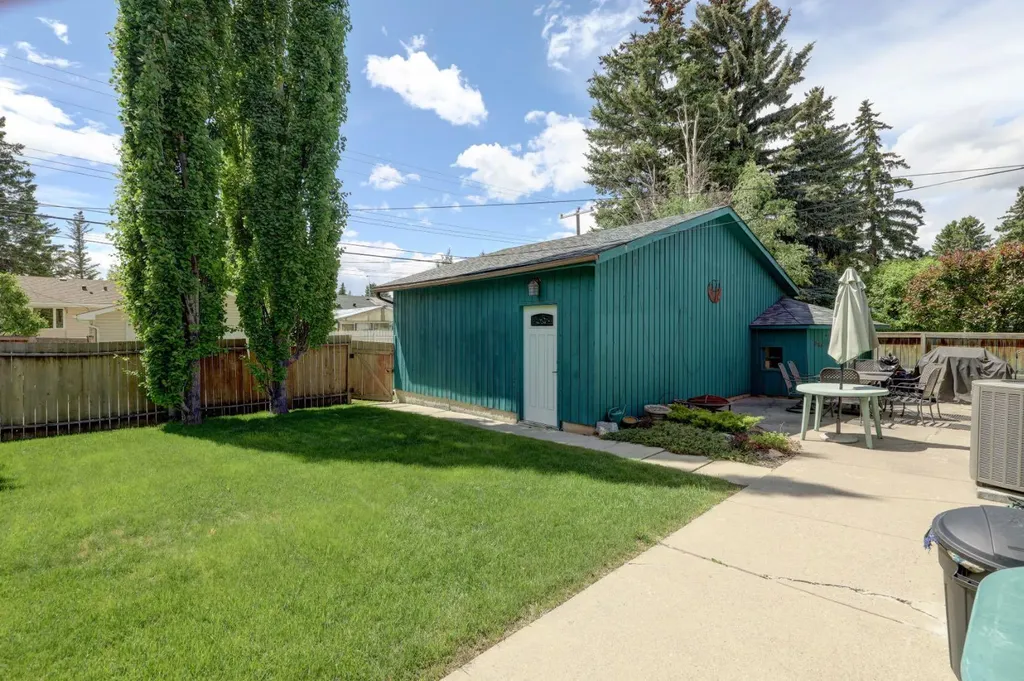 68 Brown Crescent NW Calgary AB T2L1N5