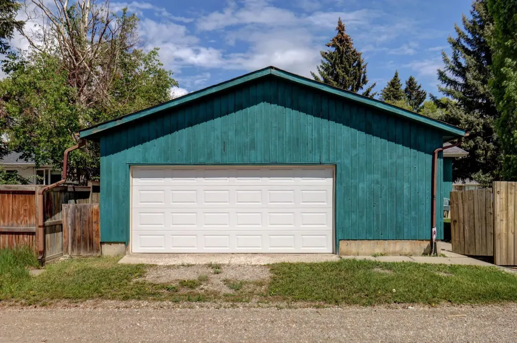 68 Brown Crescent NW Calgary AB T2L1N5