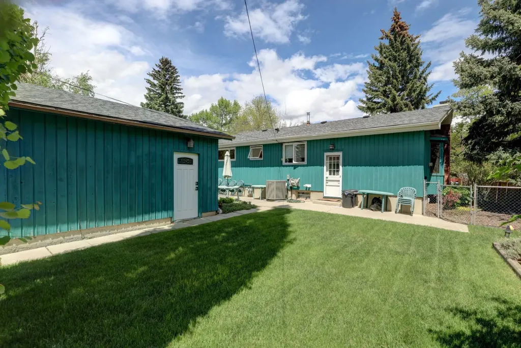 68 Brown Crescent NW Calgary AB T2L1N5