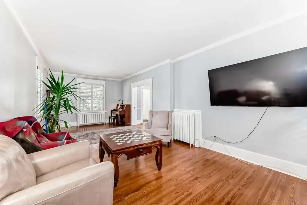 4112 8 Street SW Calgary AB T2S 2N9