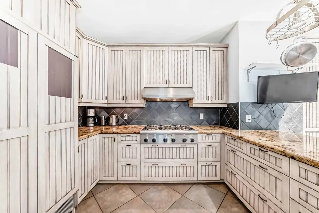 4112 8 Street SW Calgary AB T2S 2N9